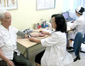 Tôi bị cao huyết áp đã lâu uống đủ các loại thuốc đông tây nam băc nhưng ko đỡ